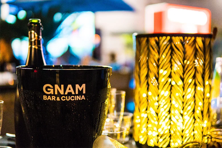 Brindisi con lo spumante a una festa da Gnam