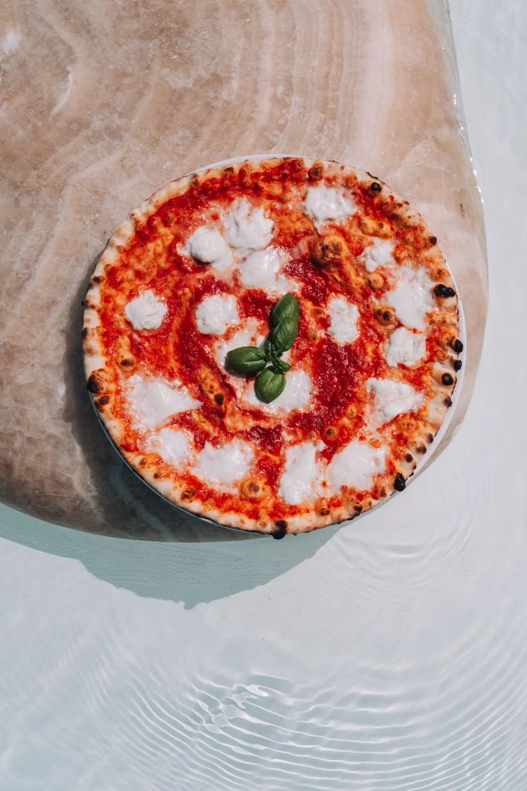 Una pizza appena sfornata